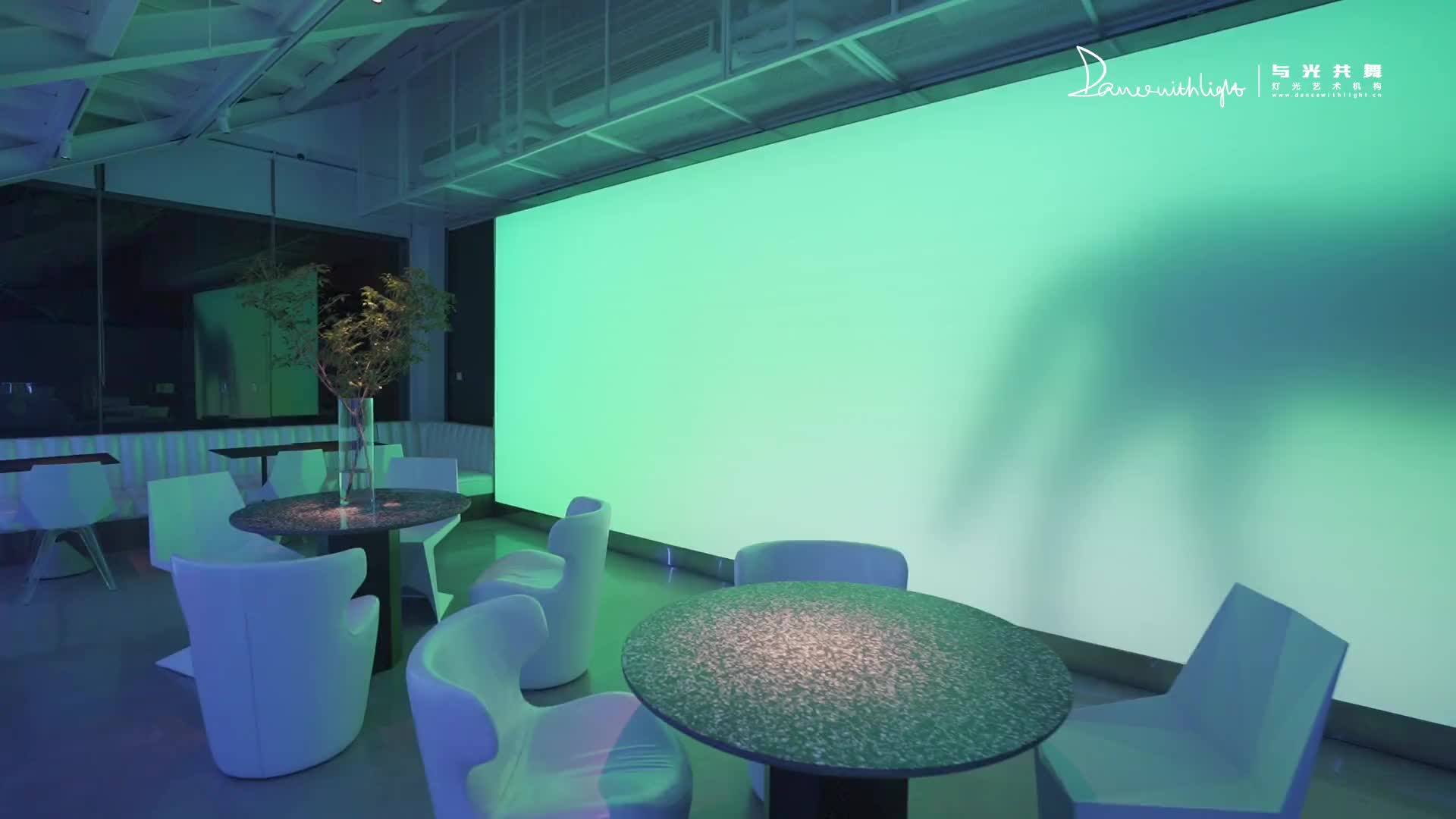 与光共舞一间开在沉浸式光影艺术空间中的咖啡店